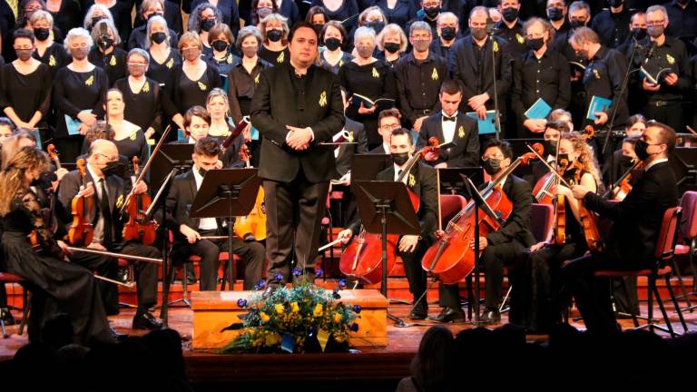 Melani Mestre, en el centro, dirigió en abril el concierto ‘Música per la pau’ en el Palau de la Música. FOTO: acn/pere francesch