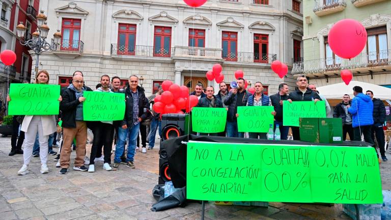 Una quarantena de treballadors de Reus Net van protestar amb globus vermells Foto: Alfredo González