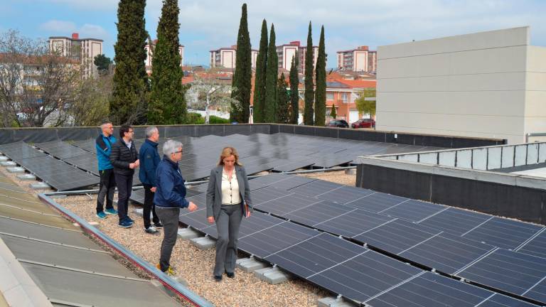 Les plaques del CEM El Fornàs estan ubicades a la coberta de la zona de les piscines. FOTO: Montse Plana