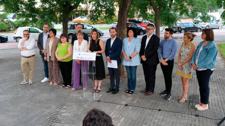 L’alcaldessa i l’equip de govern municipal de Reus durant la presentació del balanç dels seus primers cent dies d’actuació. Foto: Fabián Acidres