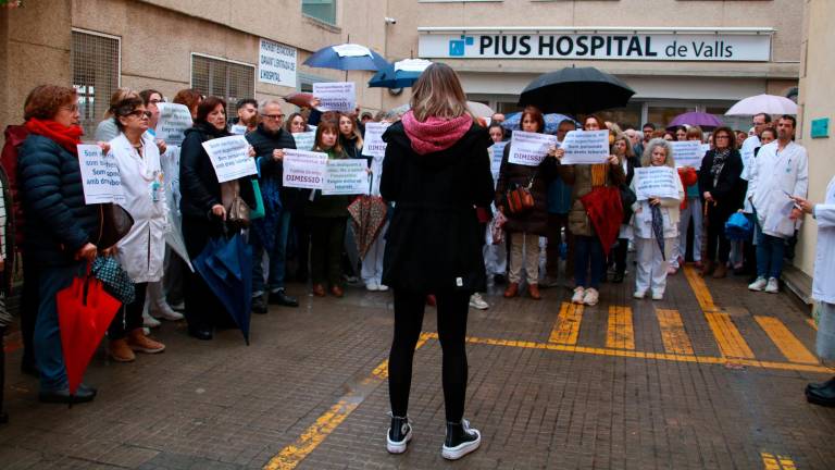 Treballadors del Pius Hospital de Valls concentrats per exigir millores i més recursos. Foto: ACN