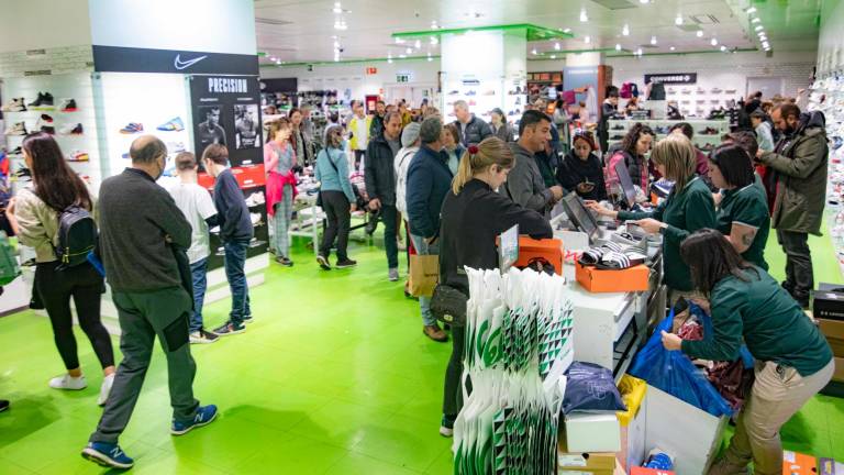 La afluencia generó aglomeraciones y colas en El Corte Inglés. Foto: Ángel Ullate