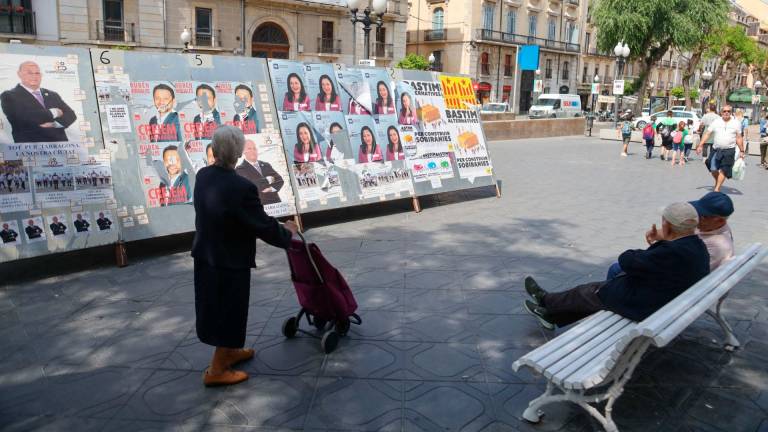 Plafón con carteles electorales en la Rambla Nova de Tarragona. Foto: Alba Mariné