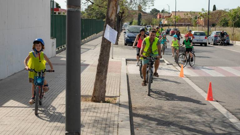 Las familias llegando, esta mañana, a la Escola Alberich i Casas en bicicleta. FOTO: Àngel Ullate