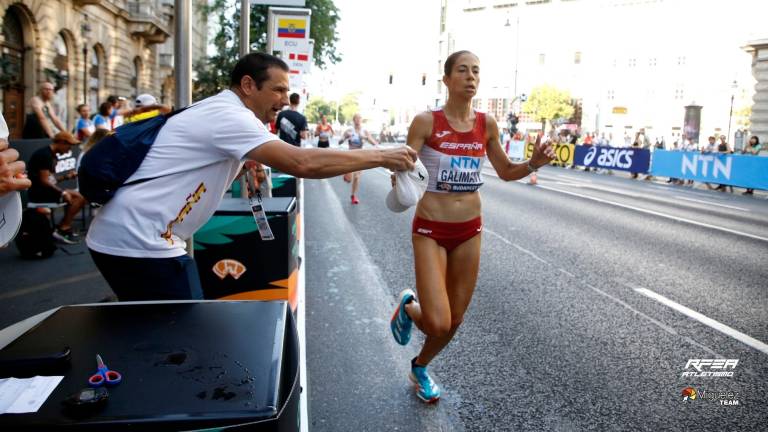 Marta Galimany, junto a su preparador, Jordi Toda, en uno de los instantes de la maratón. Foto: Real Federación Española de Atletismo