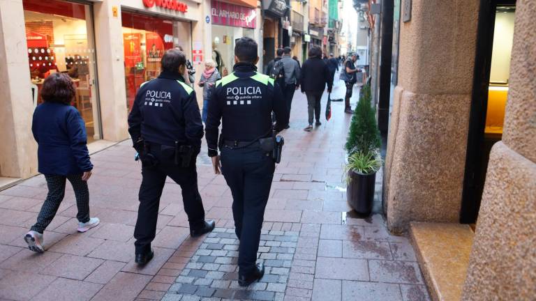 Una pareja de agentes de la Guàrdia Urbana de Reus, patrullando por el centro de la ciudad. FOTO: Alba Mariné