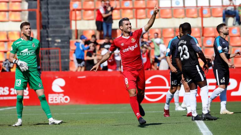 Pedro del Campo celebra el gol que marcó la pasada temporada ante el Linense. foto: pere ferré