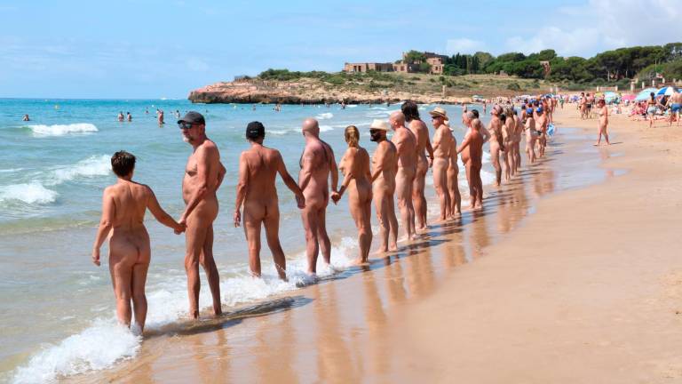 La cadena humana realizada en la playa nudista de Tarragona. Foto: Ariadna Escoda/ACN