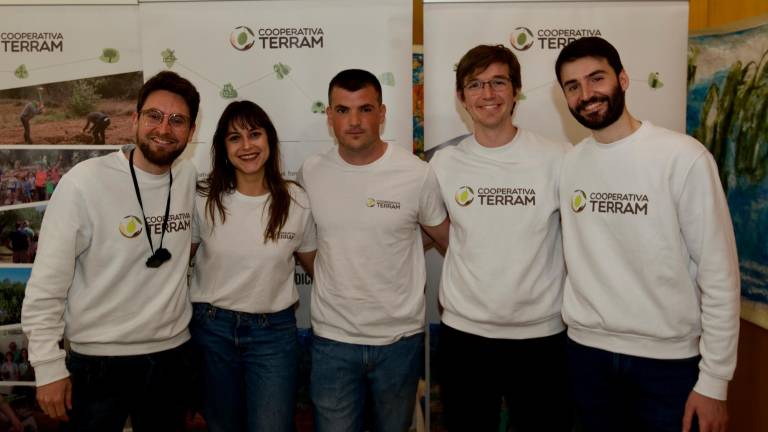 Els cinc joves fundadors de la cooperativa Terram, a la Sénia. Foto: J. Revillas