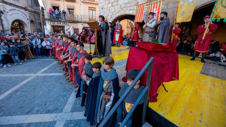 L’escriptora i actriu Estel Solé, ahir a la plaça Major durant l’acte de la Primera Rosa de l’Any. FOTO: Marc Bosch