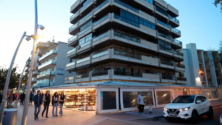 El fuego tuvo lugar este martes en los apartamentos Diplomatic, en la calle Carles Buïgas. Foto: Alba Mariné
