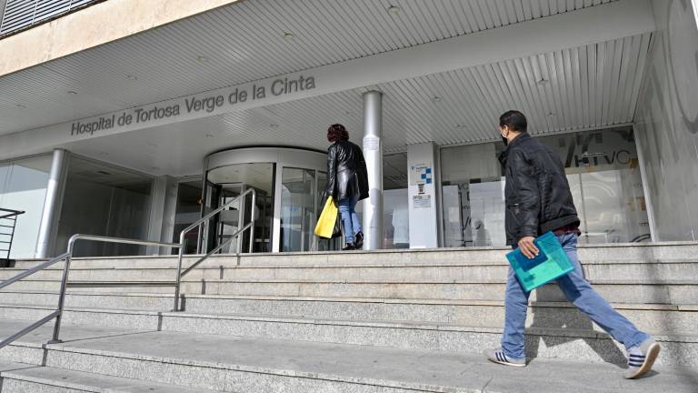 Accés principal a l’Hospital de Tortosa Verge de la Cinta, on a l’estiu començarà una ampliació. foto: Joan Revillas