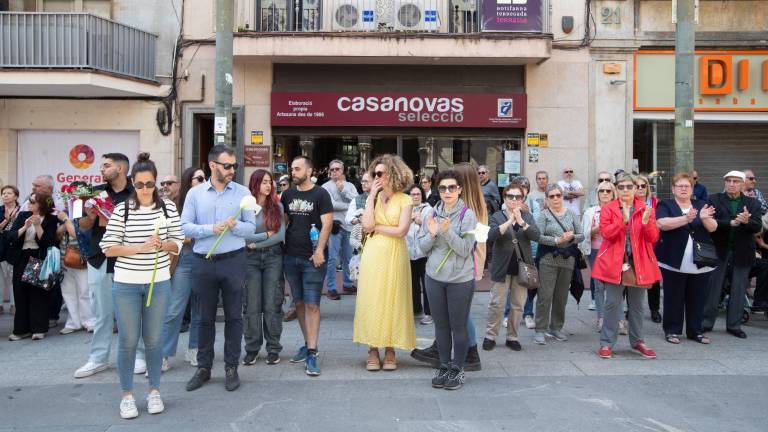 Minuto de silencio convocado este domingo por el Ayuntamiento de Terrassa en recuerdo de la farmacéutica de esa población asesinada en Afganistán junto a otros dos catalanes. Foto: EFE