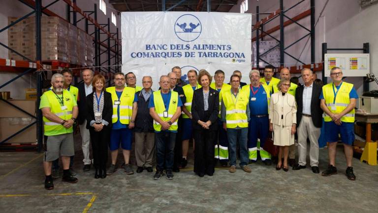 La reina emérita con autoridades, responsables y voluntarios de la fundación benéfica del Banc dels Aliments de les Comarques de Tarragona. Foto: Alba Mariné