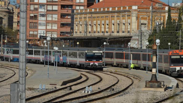 Imagen de un tren de Rodalies a su paso por Tortosa. Foto: Joan Revillas