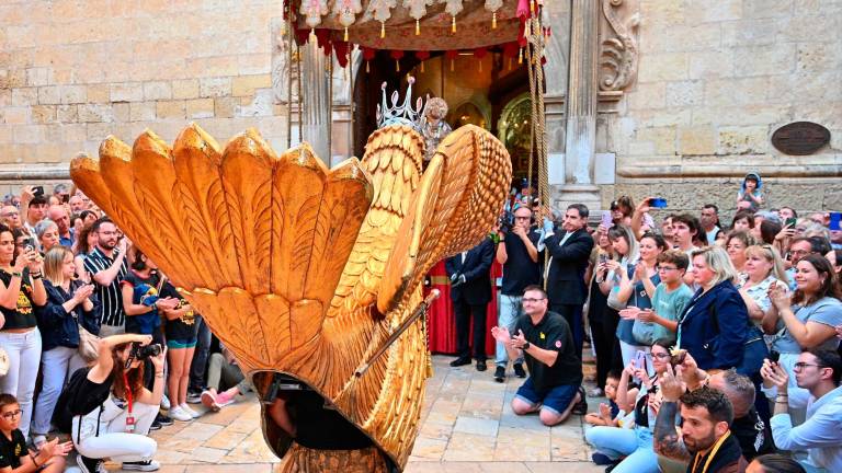 El Ball Solemne Curt de l’Àliga davant Sant Pere. foto: Alfredo González