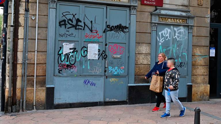 Les ravals de Robuster i Sant Pere tenen pocs passos de vianants en comparació amb fa uns anys. foto: alfredo gonzález