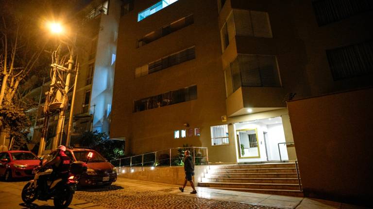 Fotografía que muestra la fachada de la casa del novelista peruano-español Mario Vargas Llosa este domingo, en Lima (Perú). Foto: EFE