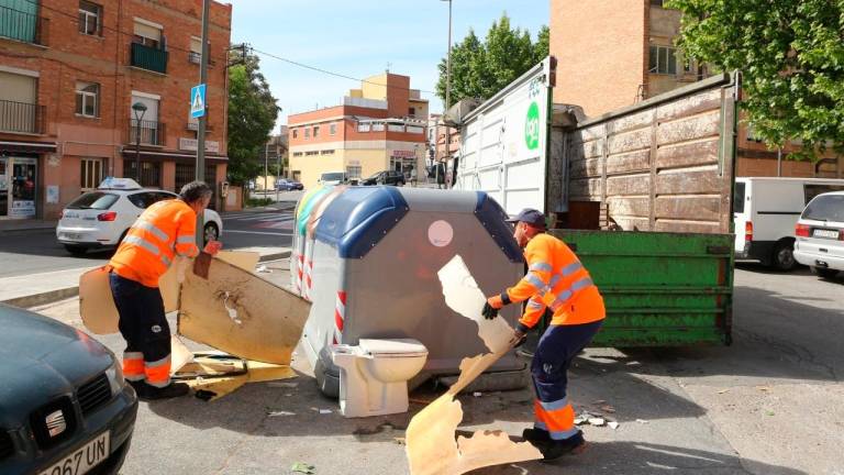 En abril del año que viene expirará el actual contrato de la basura. El Ayuntamiento trabaja en estos momentos en el nuevo. Foto: Alba Mariné