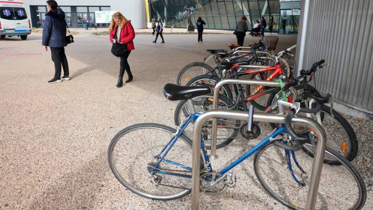Bicicletas estacionadas en el aparcamiento de la entrada principal del Hospital Sant Joan de Reus. FOTO: Alba Mariné