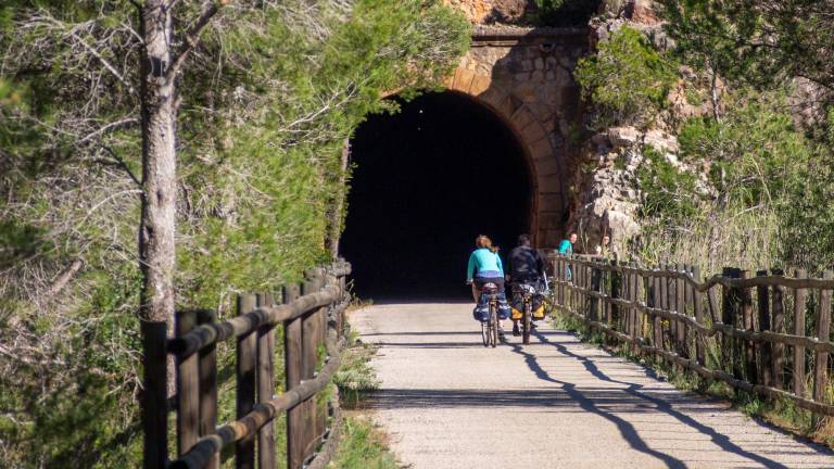 Turistes en bicicleta a la Via Verda al seu pas pel Pinell de Brai. Foto: Joan Revillas