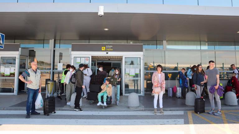 Pasajeros en la zona de llegadas del Aeropuerto de Reus, este año. Foto: Alba Mariné