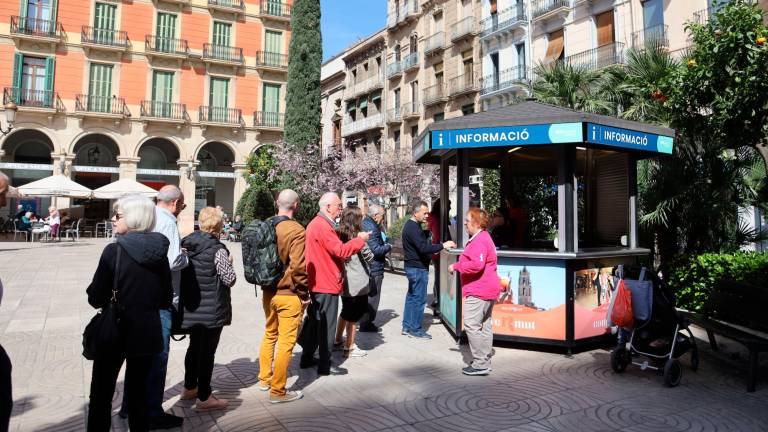 Cola de gente para adquirir los bonos en el punto de información de la plaza de Prim, el pasado mes de marzo. Foto: Alba Mariné