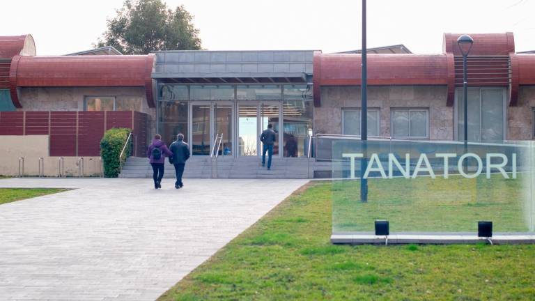 Fachada del tanatorio municipal de Reus, con personas dirigéndose a su interior. foto: Fabián acidres / DT