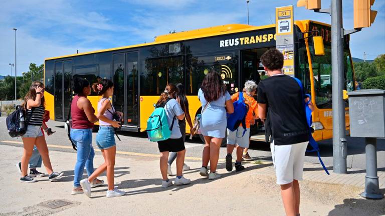 Alumnos de Reus subiendo al autobús. Foto: Alfredo González