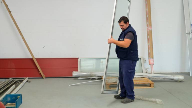 $!Josué Lara, preparando una puerta en su empresa en el Polígon Constantí. Foto: Alba Mariné