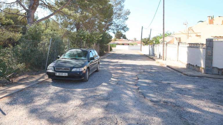 Una de las calles de la urbanización Sant Miquel, con el pavimento en pésimas condiciones. foto: Alba Mariné