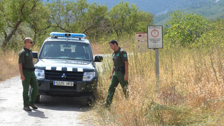 Agentes rurales cortando este jueves el acceso a Ports de Tortosa. Foto: Joan Revillas