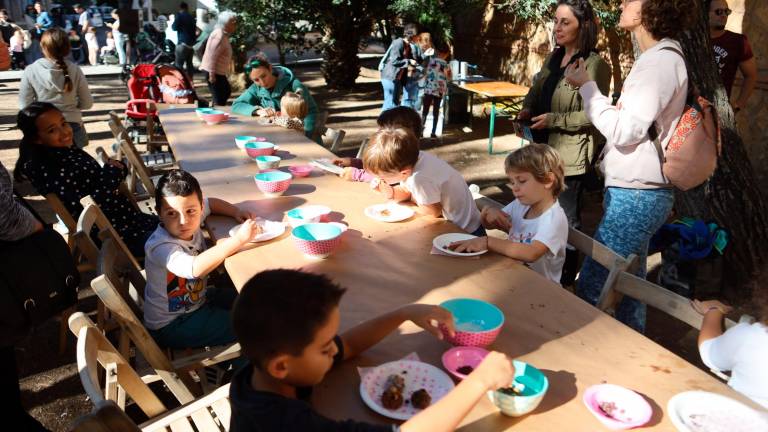 $!Los pequeños, durante el taller de ‘panellets’ de avellana. FOTO: Alba Mariné