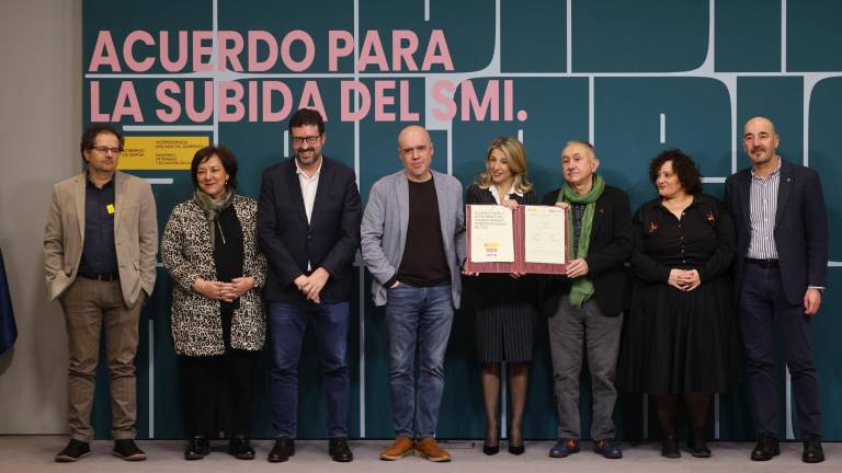 La vicepresidenta segunda del Gobierno, Yolanda Díaz, junto a los secretarios generales de CCOO y UGT, Unai Sordo y Pepe Álvarez, entre otros, en el acto de la firma del acuerdo para la subida del salario mínimo interprofesional en 50 euros brutos mensuales en 2025, este lunes. Foto: EFE