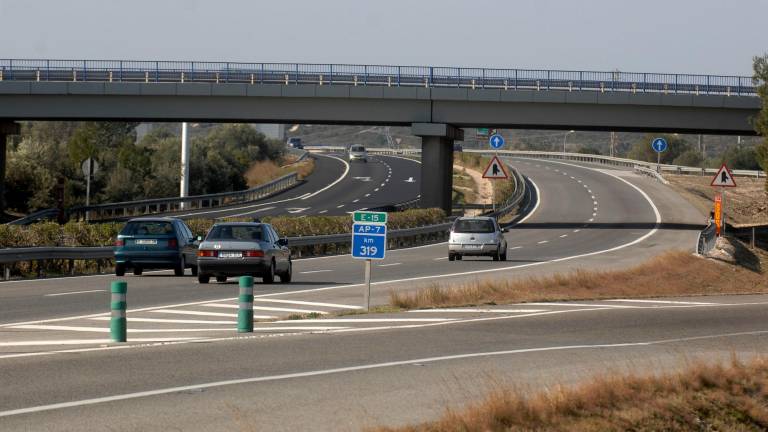 La autopista AP-7 a su paso por el término de L’Aldea, con dos carriles por sentido. Foto: Joan Revillas