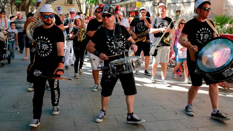 $!La Txaranga Band Tocats durante una actuación en Vila-seca. Foto: Fabián Acidres/DT