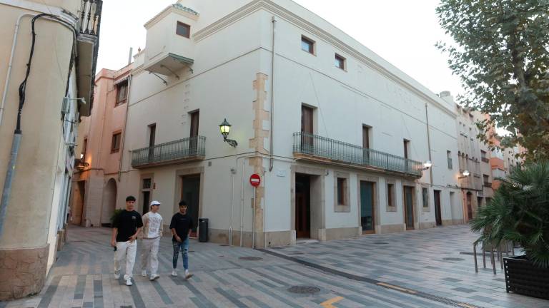 El edificio del Ateneu Pi i Margall de Vila-seca se encuentra en la plaza de Voltes y hace esquina con la calle Major. Foto: Alba Mariné