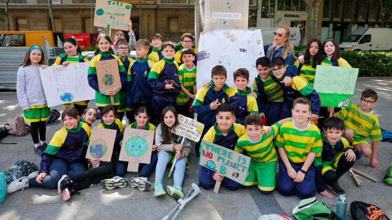 Els alumnes del Pare Manyanet mostrant les pancartes de consciència ambiental. Foto: Alba Mariné.