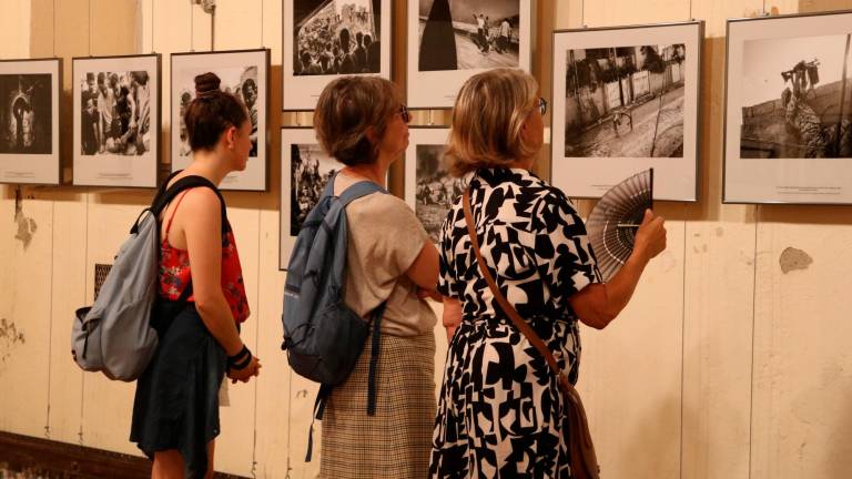 Visitants a l’exposició Visa Pour l’Image de Perpinyà. FOTO: GEMMA TUBERT