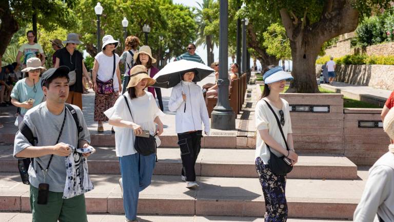 Un grupo de turistas asiáticos visitando Tarragona un verano anterior. Foto: Àngel Ullate