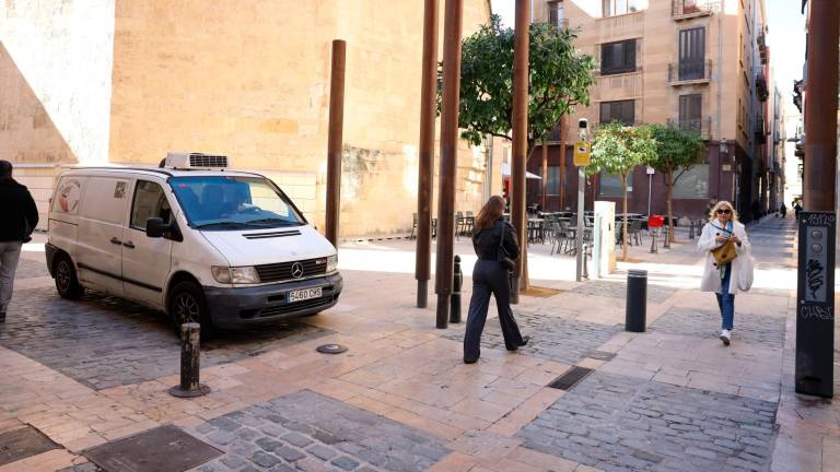 Un bolardo en la calle del Mar impide acceder al centro y, entonces, muchos vehículos se mueven por la calle del Hospital. FOTO: Alba Mariné