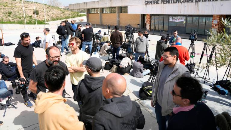 Los medios de comunicación haciendo guardia a la espera de la salida de Alves de la prisión de Brians 2. Foto: EFE