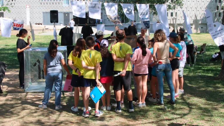 Un grup d’alumnes escolta la presentació d’un dels projectes a la Fira FAIG de les Terres de l’Ebre al Campus de la URV. Foto: ACN