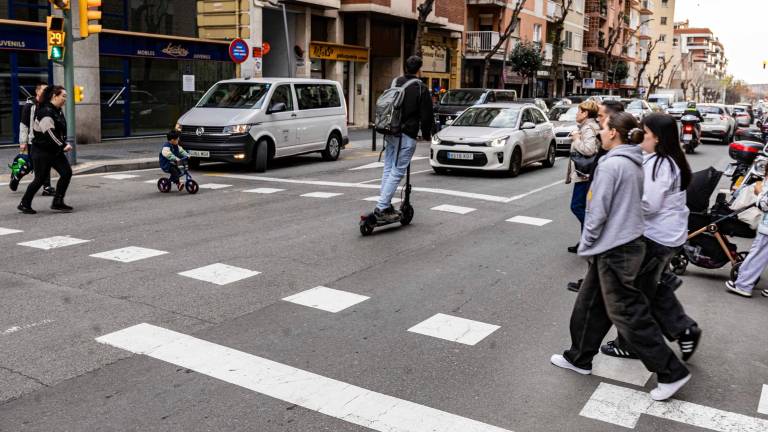 Un patinete cruza el paso de peatones cuando no le corresponde. FOTO: Àngel Ullate