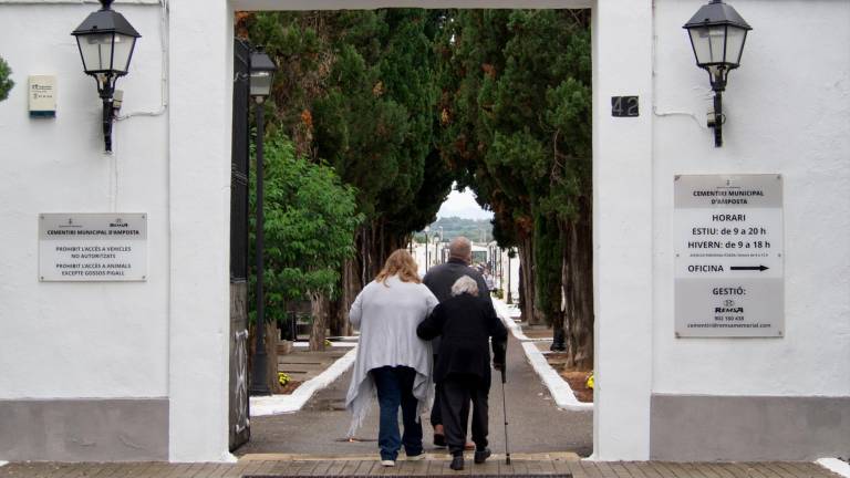 L’entrada al Cementiri Municipal d’Amposta. foto: Joan Revillas
