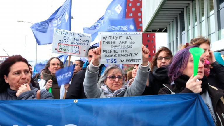 Imagen de la concentración de técnicos sanitarios en el Mobile World Congress. Foto: ACN