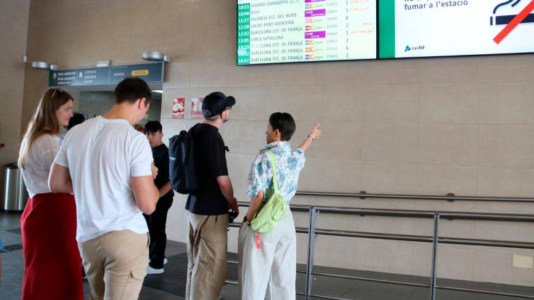 La portavoz de la plataforma Dignitat a les Vies, Anna Gómez, ha reclamado que Renfe habilite transporte alternativo. Foto: ACN