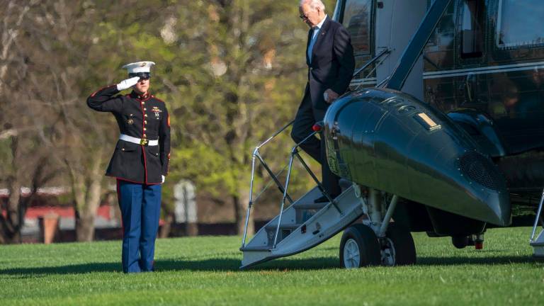 Joe Biden baja del helicóptero presidencial después de pasar el fin de semana en Camp David. Foto: EFE/EPA/BONNIE CASH / POOL