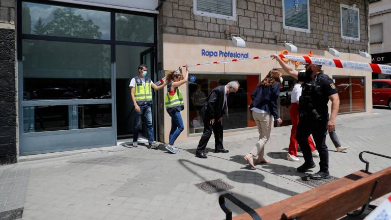 La policía ha entrado a la vivienda con escudos y chalecos antibalas. Foto: EFE