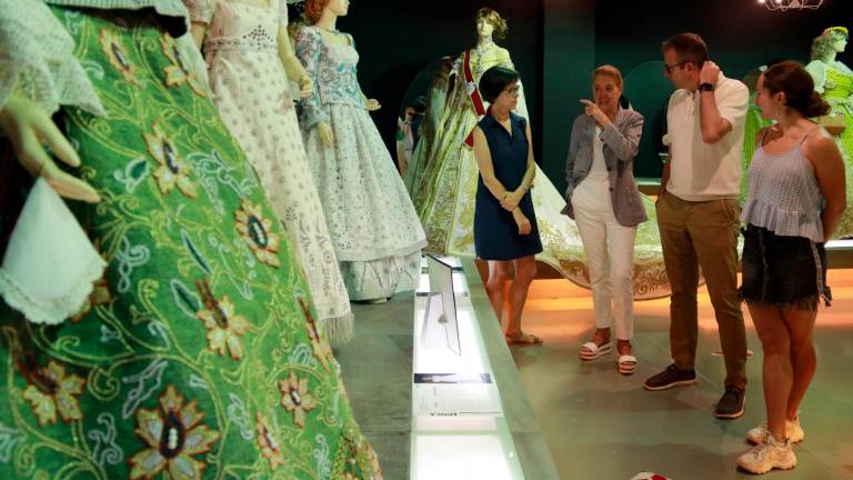 La mostra coincidirà amb el Cortejo do Traje de Papel, una desfilada on els participants que hi assisteixen amb vestits de paper. Foto: ACN